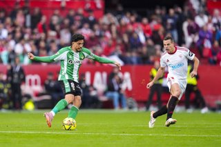 Archivo - Pablo Fornals y César Azpilicueta en el Sevilla FC-Real Betis de la primera vuelta de LaLiga EA Sports en el Ramón Sánchez-Pizjuán