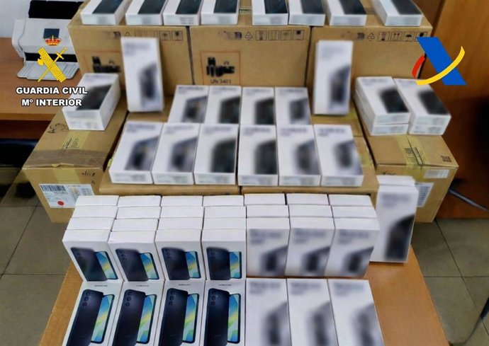 Imagen de los teléfonos móviles intervenidos por la Benemérita.