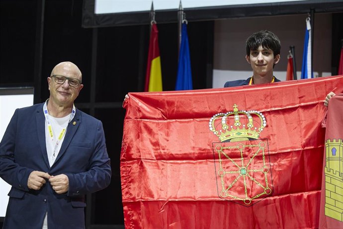 El consejero de Educación del Gobierno de Navarra, Carlos Gimeno (i), entrega medallas a los ganadores durante la ceremonia de clausura de las Olimpiadas SpainSkills 2026.
