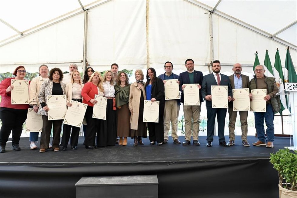 La alcaldesa de Jerez de la Frontera (Cádiz), María José García-Pelayo, junto a los galardonados con el Premio de Andalucía 2026.
