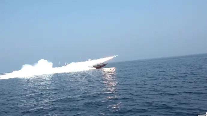 Imagen de una patrullera iraní en el estrecho de Ormuz