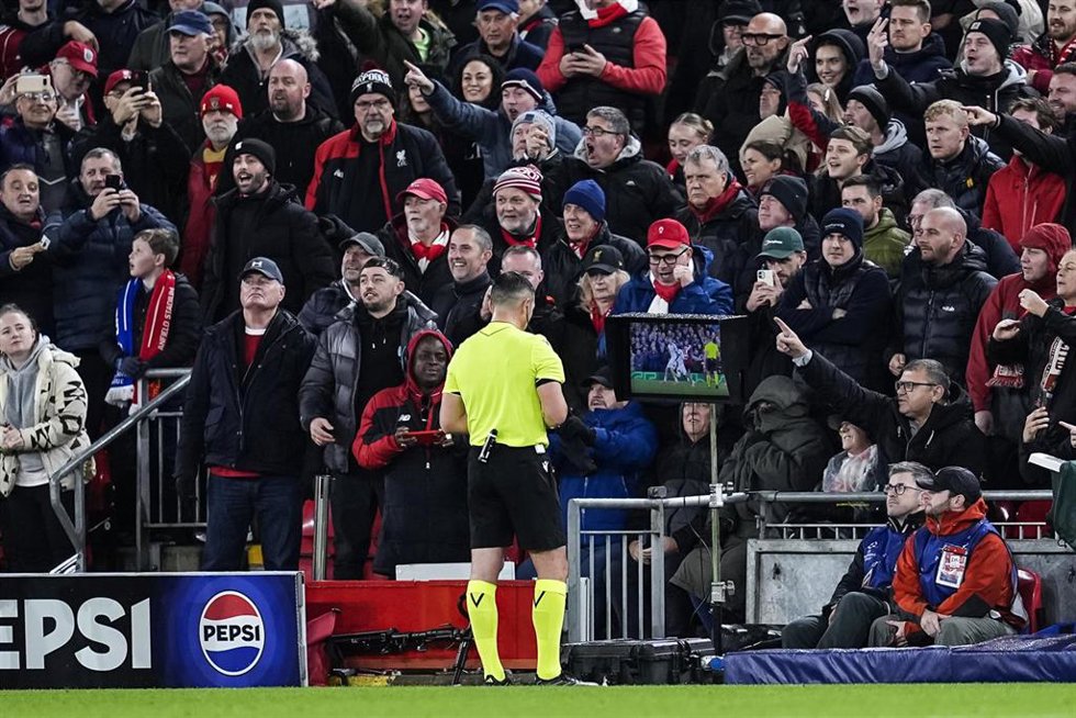 Archivo - El árbitro Istvan Kovacs revisa una acción en el VAR durante el Liverpool FC-Real Madrid en Anfield de Liga de Campeones