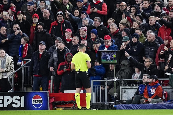 Archivo - Istvan Kovacs, referee of the match, revise the VAR system during the UEFA Champions League 2025/26 League Phase MD4 match between Liverpool FC and Real Madrid CF at Anfield on November 04, 2025 in Liverpool, England.