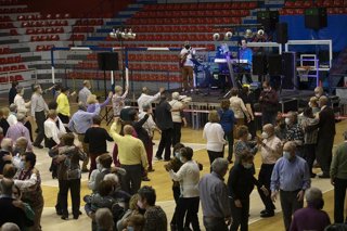 Sesión de bailables en el Pabellón de La Casilla en Bilbao.