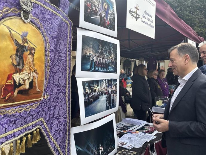 El alcalde, Manuel Serrano, visita la I Feria Cofrade.
