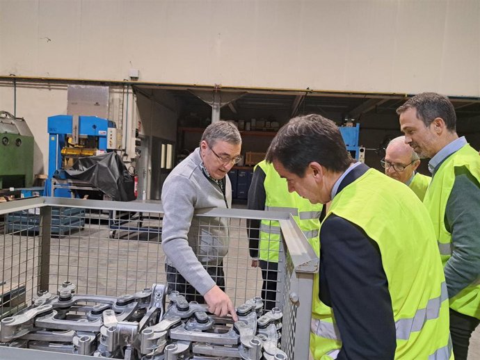 El consejero Irujo en un momento de la visita a la empresa.