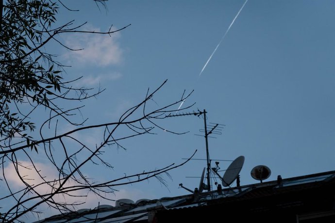 28 de fevereiro de 2026, Jerusalém, Israel: Um míssil interceptador rastreia e persegue um míssil iraniano que se aproxima, visto sobre os telhados de Jerusalém. Imagem: 1078996780, Licença: Direitos gerenciados, Restrições: , Liberação do modelo: não, Cr