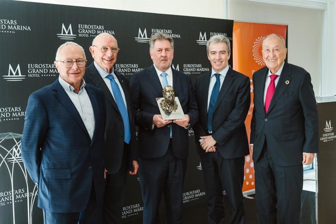 Amancio López Seijas con el galardón