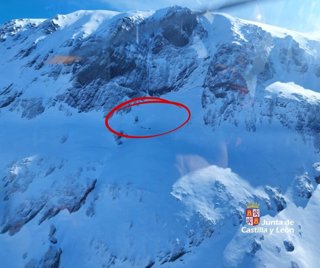 Evacuan en helicóptero a un montañero herido por el impacto de una piedra en Peñas Malas (Palencia)