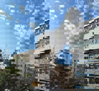 Humo sobre edificios bombardeados en Teherán en el marco de la ofensiva contra Irán.