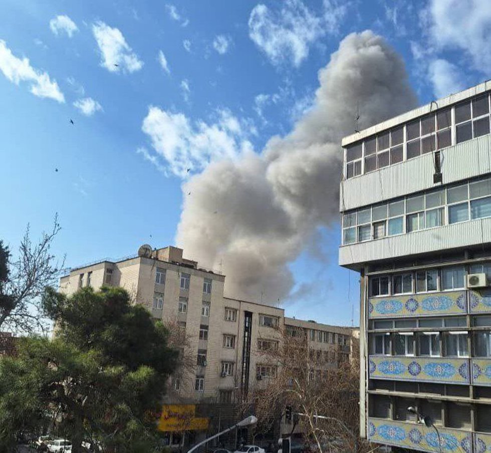 Humo sobre edificios bombardeados en Teherán en el marco de la ofensiva contra Irán.