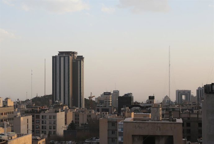 Imatge d'arxiu del cel de Teheran en plena ofensiva israeliana i nord-americana contra el país, a 28 de febrer de 2026