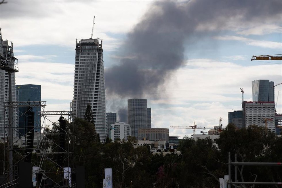 Una columna de humo en Tel Aviv durante el contraataque de Irán tras el ataque conjunto de Estados Unidos e Israel