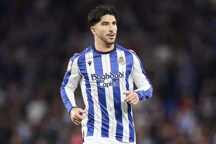 Archivo - Carlos Soler, en un partido con la Real Sociedad.