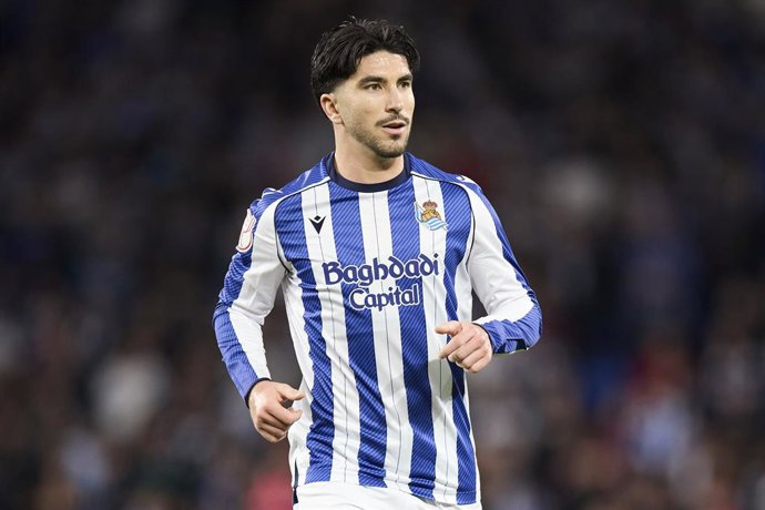 Archivo - Carlos Soler of Real Sociedad looks on during the Copa del Rey Round of 16 match between Real Sociedad and CA Osasuna at Anoeta on January 13, 2026, in San Sebastian, Spain.