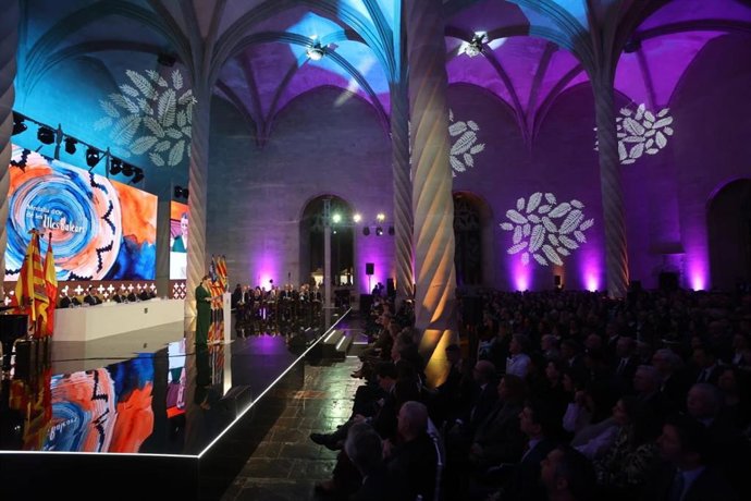 La presidenta del Govern, Marga Prohens, pronuncia el discurso del acto institucional del Día de Baleares en la Llotja de Palma.