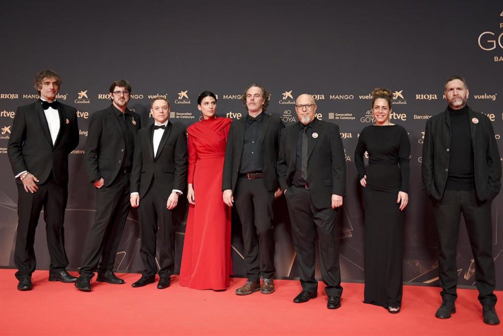 El equipo de la película 'Los tigres' posa en la alfombra roja de la 40 edición de los Premios Goya, en el Auditori del Centre de Convencions Internacionals, a 28 de febrero de 2026, en Barcelona, Cataluña (España). Los galardones son otorgados de mane