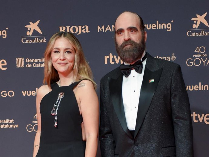 El actor Luis Tosar y la cantante Rigoberta Bandini posan en la alfombra roja de la 40º edición de los Premios Goya, en el Auditori del Centre de Convencions Internacionals, a 28 de febrero de 2026, en Barcelona, Cataluña (España).