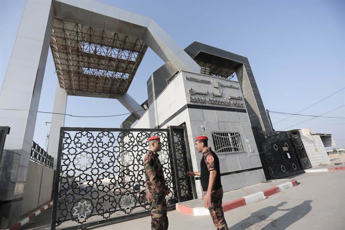 Archivo - November 1, 2023, Rafah, Gaza Strip, Palestinian Territory: People walk through a gate to enter the Rafah border crossing to Egypt in the southern Gaza Strip on November 1, 2023. Scores of foreign passport holders trapped in Gaza started leaving
