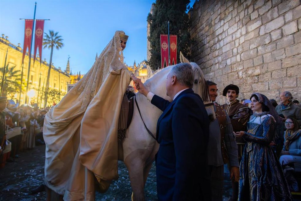 El alcalde de Sevilla, José Luis Sanz, recibe la comitiva de Carlos V e Isabel de Portugal.