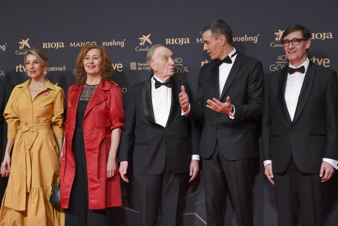 (I-D) A vice-presidente segunda e ministra do Trabalho e Economia Social, Yolanda Díaz; a presidente do Congresso, Francina Armengol; o presidente da Academia de Cinema, Fernando Méndez-Leite; o presidente do Governo, Pedro Sánchez, e o presidente d