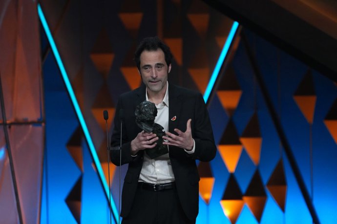 El montador Cristóbal Fernández recoge el Goya a Mejor Montaje por 'Sirat' en la 40º edición de los Premios Goya, en el Auditori del Centre de Convencions Internacionals, a 28 de febrero de 2026, en Barcelona, Cataluña (España).