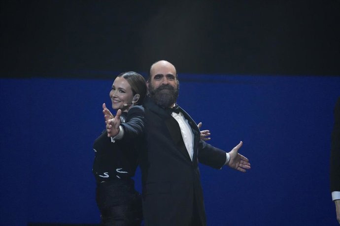 Los presentadores de la gala Rigoberta Bandini y Luis Tosar en la 40º edición de los Premios Goya