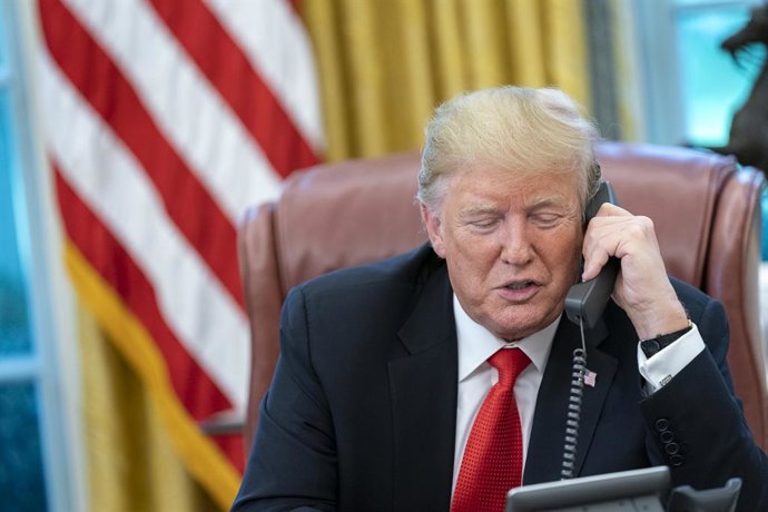Archivo - Arquivo - 4 de setembro de 2019, Washington, DC, Estados Unidos da América: O presidente dos EUA, Donald Trump, fala por telefone com o primeiro-ministro das Bahamas, Hubert Minnis, a partir do Salão Oval da Casa Branca, em 4 de setembro de 2019