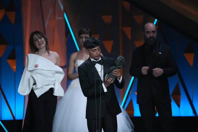 El actor Antonio "Toni" Fernández Gabarre recoge el Goya a Mejor Actor Revelación por 'Ciudad sin sueño' en la 40º edición de los Premios Goya 