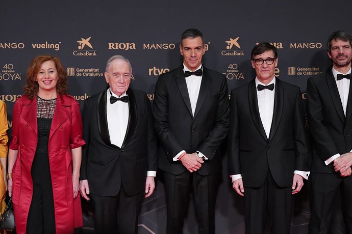 (I-D) La presidenta del Gobierno, Francina Armengol; el presidente de la Academia del cine, Fernando Méndez-Leite; el presidente del Gobierno, Pedro Sánchez; el president de la Generalitat, Salvador Illa; y el ministro de Cultura, Ernest Urtasun; posan en