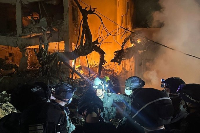 Um edifício em Israel após o impacto de um projétil iraniano