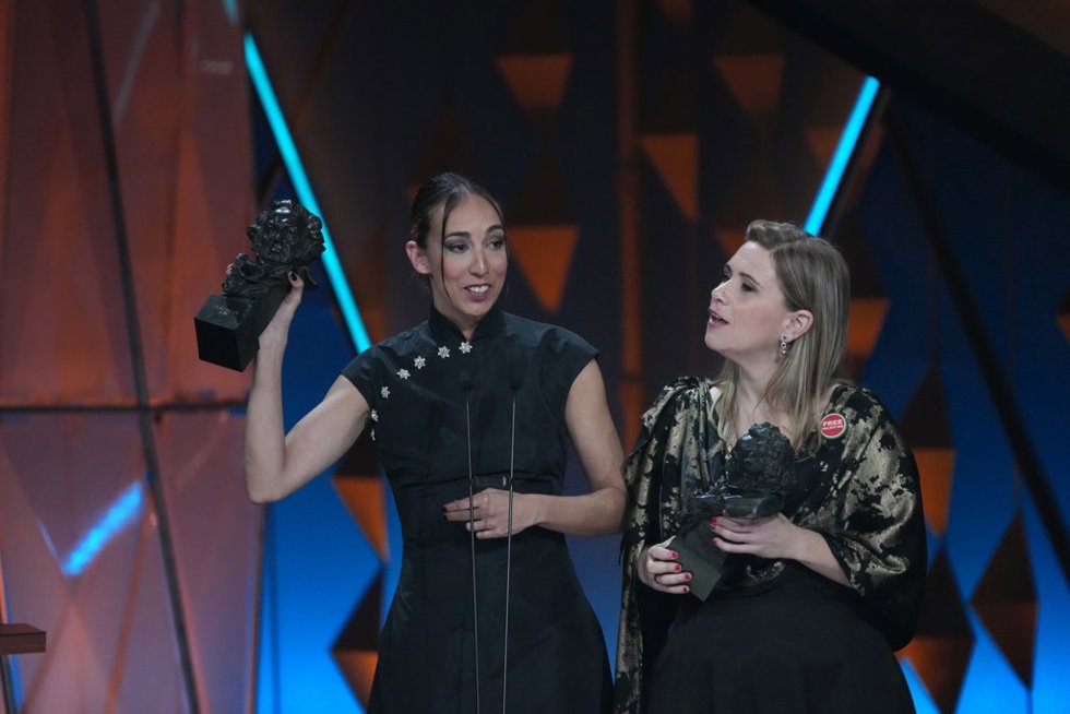 Las diseñadoras de sonido Laia Casanovas (i) y Yasmina Praderas (d) recogen el Goya a mejor sonido por la película 'Sirat' durante la 40 edición de los Premios Goya, en el Auditori del Centre de Convencions Internacionals, a 28 de febrero de 2026, en 