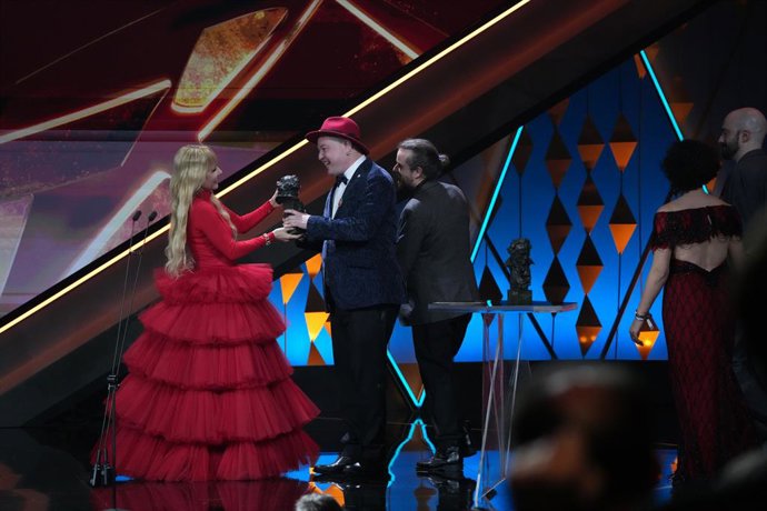 La actriz Cayetana Guillén Cuervo entrega el Goya al mejor cortometraje de animación a Alex Salu, Arturo Lacal, Jordi Jiménez y Mónica Gallego por 'Gilbert' durante la 40º edición de los Premios Goya, en el Auditori del Centre de Convencions Internacional