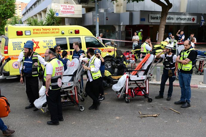 Archivo - TEL AVIV, June 22, 2025  -- Israeli security and rescue forces work at the site of an Iranian missile attack in Tel Aviv, central Israel, on June 22, 2025. Ballistic missiles fired from Iran into central and northern Israel on Sunday morning wou