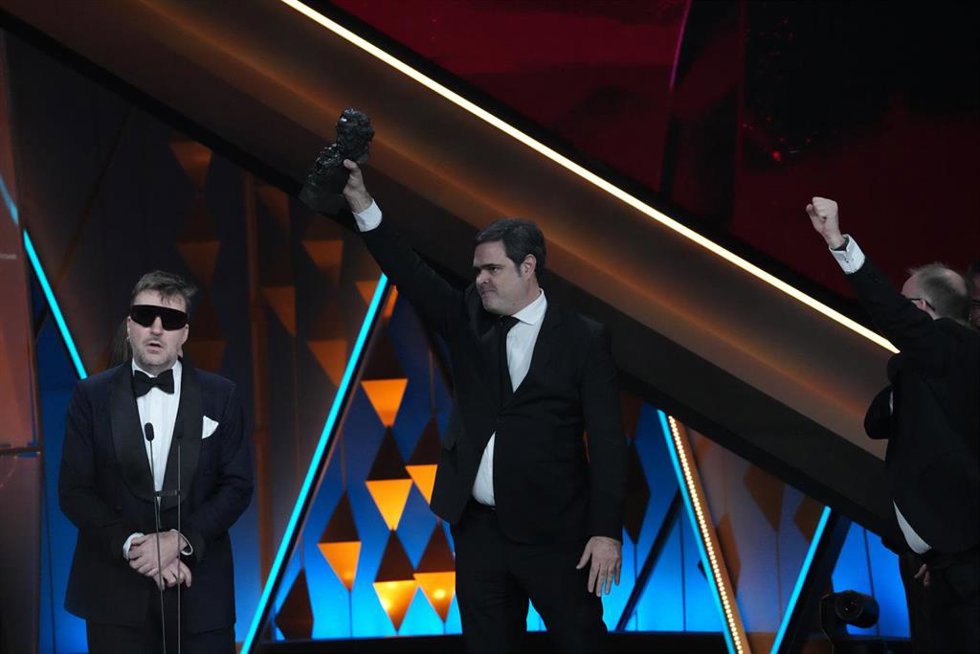 El director Albert Serra (i) recoge el Goya a Mejor Película Documental por 'Tardes de soledad' en la 40 edición de los Premios Goya, en el Auditori del Centre de Convencions Internacionals, a 28 de febrero de 2026, en Barcelona, Cataluña (España). Los