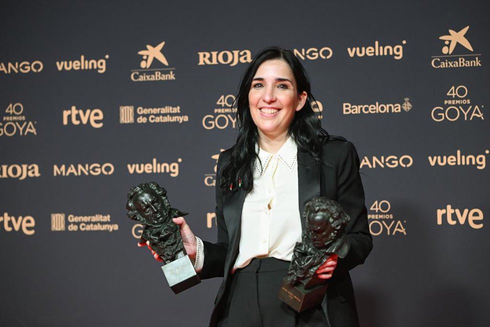 La guionista y directora Alauda Ruiz de Azúa posa con los Goya a Mejor Guión Original y Mejor Directora por 'Los domingos', en la 40 edición de los Premios Goya, en el Auditori del CCIB, a 28 de febrero de 2026, en Barcelona