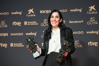 La guionista y directora Alauda Ruiz de Azúa posa con los Goya a Mejor Guión Original y Mejor Directora por 'Los domingos', en la 40º edición de los Premios Goya, en el Auditori del Centre de Convencions Internacionals, a 28 de febrero de 2026, en Barcelo