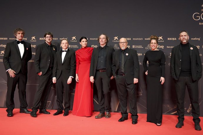El equipo de la película 'Los tigres' posa en la alfombra roja de la 40º edición de los Premios Goya, en el Auditori del Centre de Convencions Internacionals, a 28 de febrero de 2026, en Barcelona, Cataluña (España). Los galardones son otorgados de manera