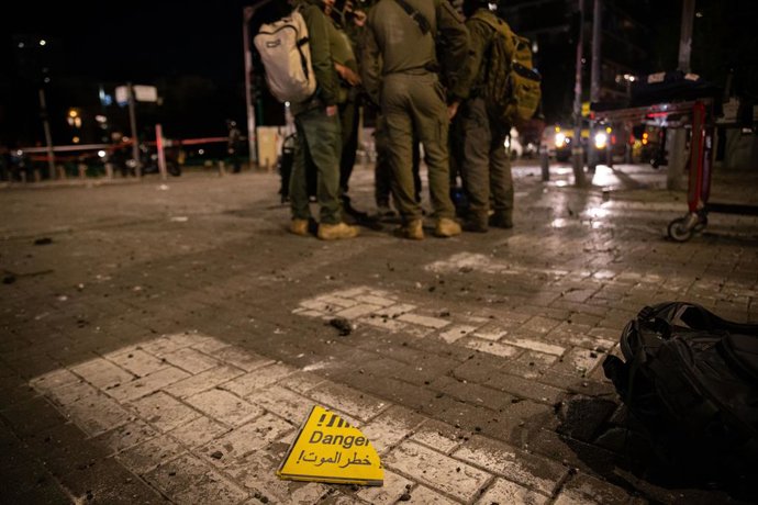 TEL AVIV, 1º de março de 2026 — Membros das forças de segurança e resgate israelenses trabalham no local onde um míssil balístico lançado do Irã atingiu e causou danos em Tel Aviv, Israel, na madrugada de 1º de março de 2026. Os Estados Unidos e Israel la