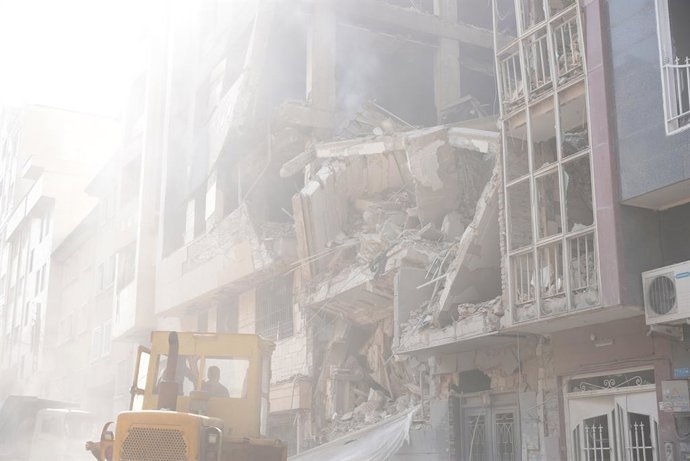 Archivo - Arquivo - PEQUIM, 14 de junho de 2025 — Esta foto tirada em 13 de junho de 2025 mostra edifícios danificados durante ataques israelenses em Teerã, Irã. O ministro da Defesa israelense, Israel Katz, disse na sexta-feira que Israel lançou um “ataq