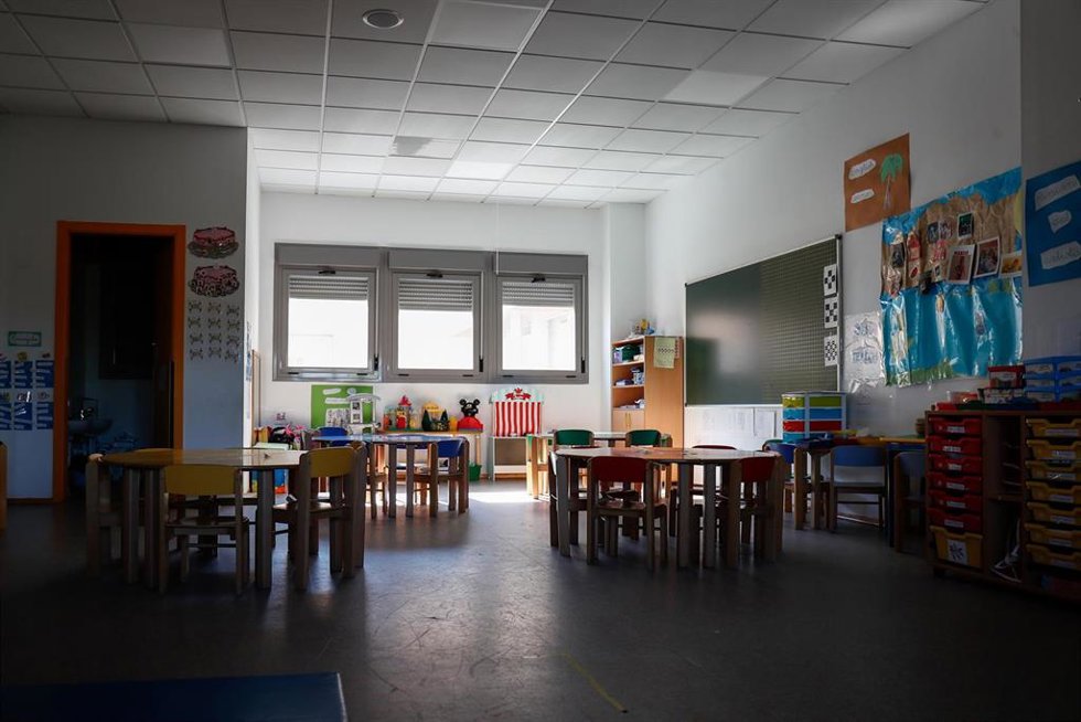 Archivo - Sillas y mesas de un aula en el interior del Colegio Nobelis de Valdemoro, que debido a la pandemia del coronavirus tendrá que acondicionar sus aulas con medidas de distanciamiento e higiene para el nuevo curso escolar 2019-2020. En Valdemoro,
