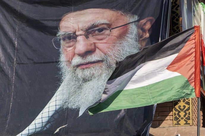 1º de março de 2026, Srinagar, Jammu e Caxemira, Índia: Uma bandeira palestina tremula diante de um retrato do aiatolá Ali Khamenei durante um protesto contra o assassinato do líder supremo do Irã, aiatolá Ali Khamenei, em Srinagar, capital de verão de Ja