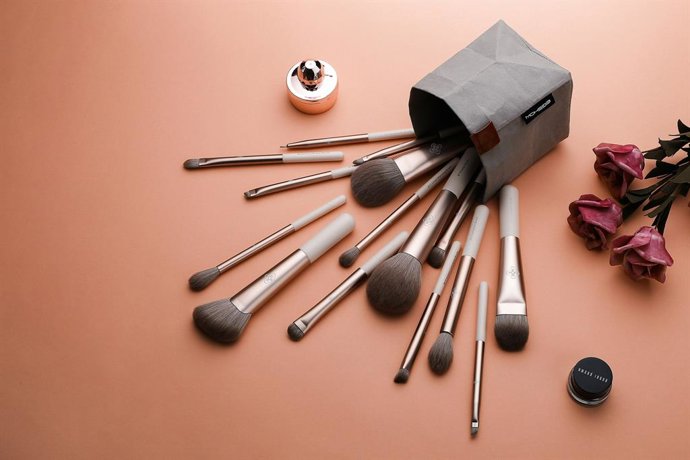 ¿Estás Limpiando Mal Tus Brochas De Maquillaje? El Método En Dos Pasos Que Las Deja Como Nuevas