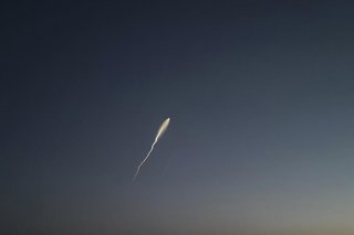 Archivo - Un misil iraní surca el cielo de Teherán durante enfrentamientos contra Israel y EEUU (imagen de archivo)