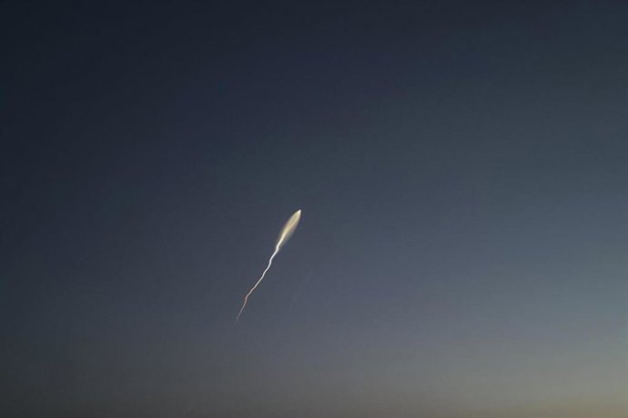 Archivo - Un misil iraní surca el cielo de Teherán durante enfrentamientos contra Israel y EEUU (imagen de archivo)