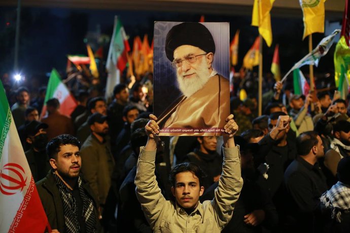 28 February 2026, Iraq, Baghdad: Iraqi Shiites shout slogans as they carry a portrait of Ayatollah Ali Khamenei and wave Iranian flags during a protest near the US embassy in Baghdad against recent US-Israeli strikes on Iran. Photo: Ameer Al-Mohammedawi/d
