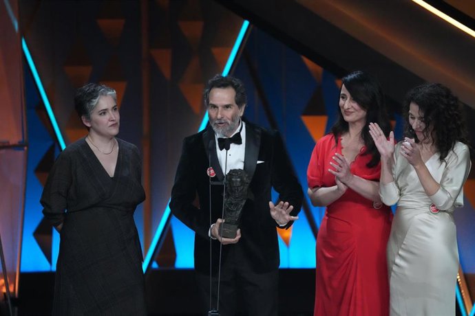 La productora cántabra Marisa Fernández Armenteros recoge el Goya a Mejor Película por 'Los domingos'
