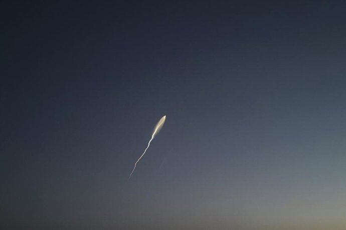 Archivo - June 18, 2025, Tehran, Iran: A missile is seen streaking across the sky, launched from Iranian territory toward Israel. Iran launched a wave of missiles, reportedly including a hypersonic projectile, toward Israel. Israel's military confirmed ac