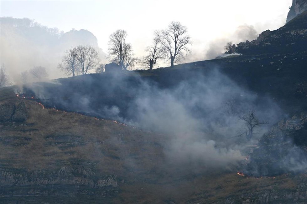 Foco activo durante las labores de extinción de un incendio en Merilla.-ARCHIVO