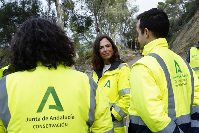 La consejera andaluza de Fomento, Articulación del Territorio y Vivienda, Rocío Díaz, visita el 31 de enero de 2026 la carretera de acceso a Benamahoma (A-372), gravemente dañada por las fuertes borrascas ocurridas en Andalucía. (Foto de archivo).